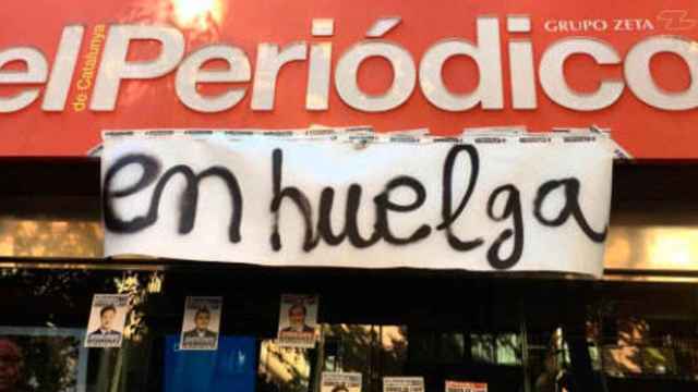 La sede de 'El Periódico de Catalunya' con un cartel de huelga en imagen de archivo