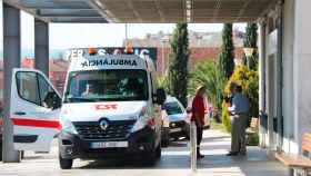 Una ambulancia de TSC en el Hospital de Igualada, en el centro de la zona confinada por Covid-19 / CG