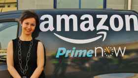 Mariangela Marseglia, directora de Amazon para España e Italia, junto a un coche del servicio 'prime now' que se nutre de pymes / AMAZON