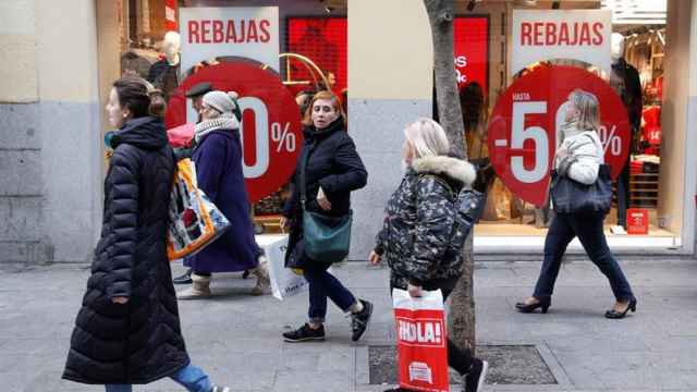 Personas de compras durante las rebajas / EFE