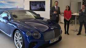 El director de Bentley Barcelona, Albert Rivas (i) y el Brand Manager de Bentley Barcelona, Oscar Renedo, presentan el nuevo Continental GT / CG
