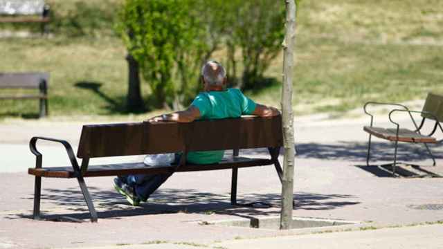 Un jubilado, colectivo que se reparte 8.790,6 millones en pensiones contributivas, en un banco en un parque de Madrid / CG