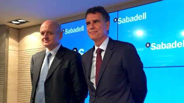 Jaume Guardiola (d), consejero delegado de Banco Sabadell, y uno de los directores generales de la entidad, Tomás Varela (i), en la presentación de resultados del primer trimestre de 2017 / CG