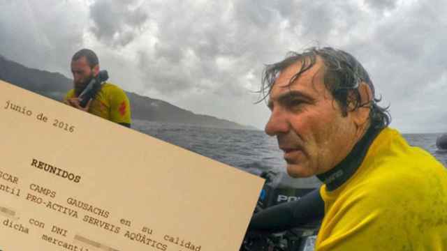 Óscar Camps, en plena operación de salvamento de refugiados, y un documento que acredita que sigue a cargo de Proactiva / CG