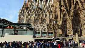 Largas colas de turistas para visitar el templo de la Sagrada Família