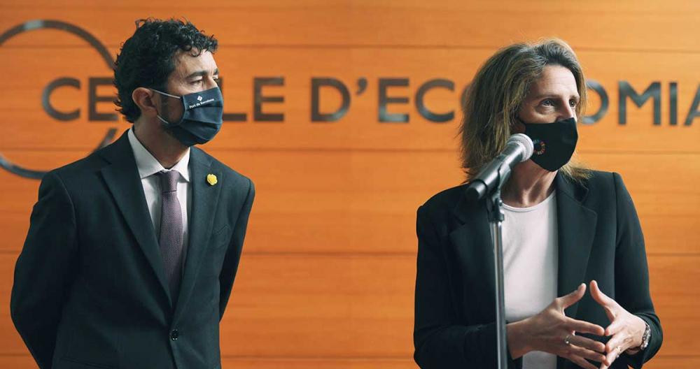 El consejero de Territori, Damià Calvet y la ministra de Transición Ecológica, Teresa Ribera, en el Cercle d'Economia / CdE