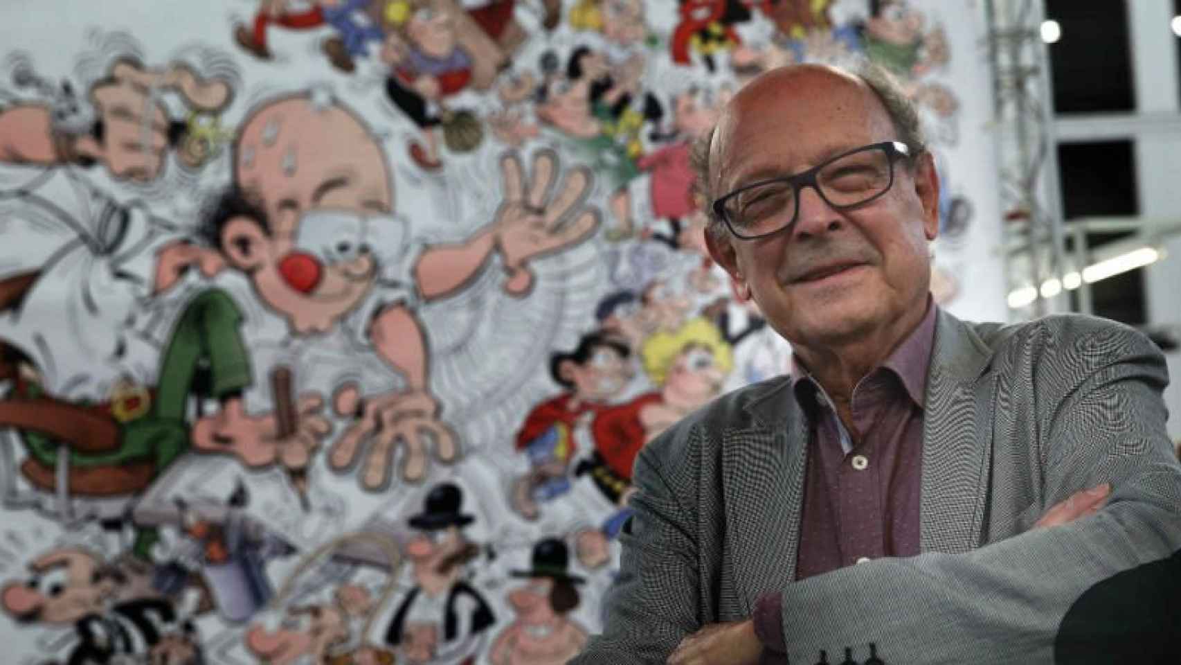 El dibujante Francisco Ibañez posa en su 80 aniversario en el estand de sus cómics, durante la inauguración de la 34 edición del Salón del Cómic.