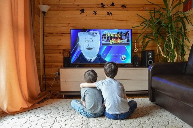 Niños viendo series, uno de los colectivos más vulnerables ante el malware / Виктория Бородинова EN PIXABAY