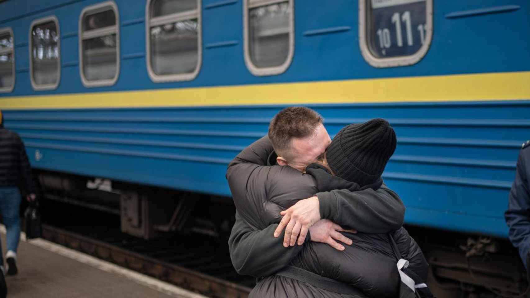 Una pareja se abraza momentos antes de que el hombre suba al tren hacia Kiev /EP