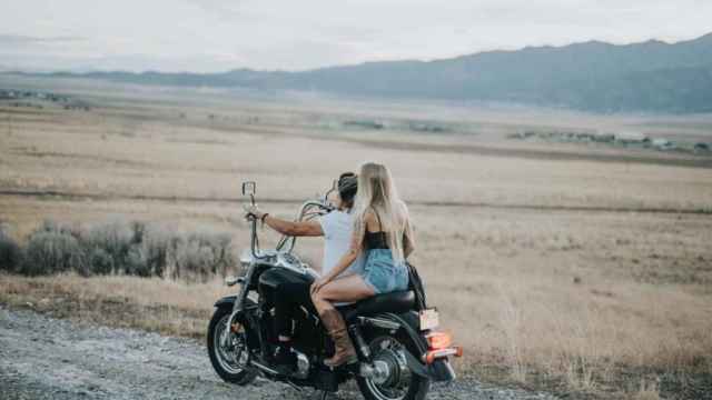 Joven llevando a una chica de paquete en su moto / Sandra Seitamaa en UNSPLASH