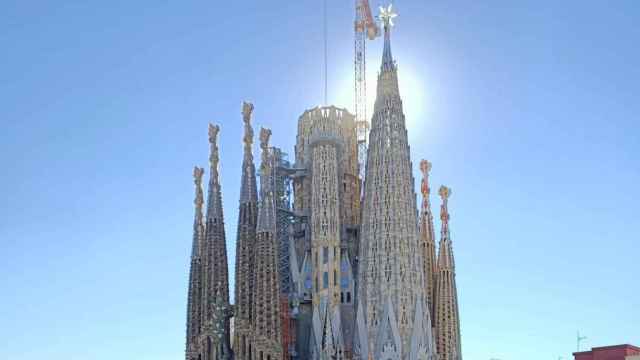 Una grúa coloca la estrella en la torre de la Virgen María de la Sagrada Familia /CG
