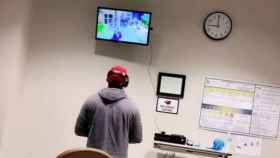 El joven juega a la Xbox en el hospital / TIKTOK