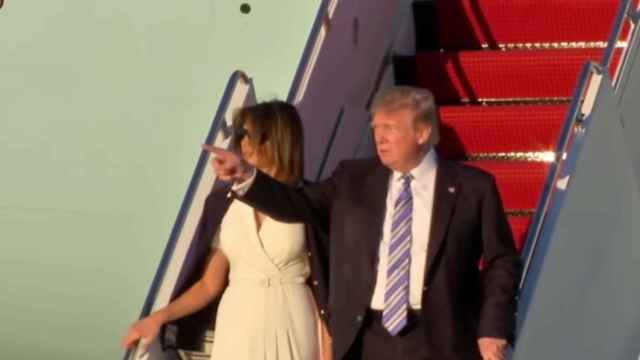 Una imagen de Donald Trump bajando del avión presidencial / Youtube