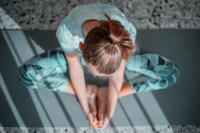 Practicar yoga es aconsejable para el cuerpo si se trabaja de pie/ Kajetan Sumila en UNSPLASH