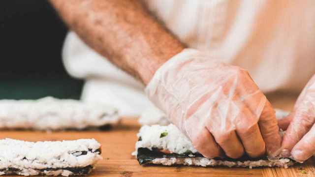 Cocinero cortando sushi para que salga perfecto / FREE PHOTOS EN PIXABAY