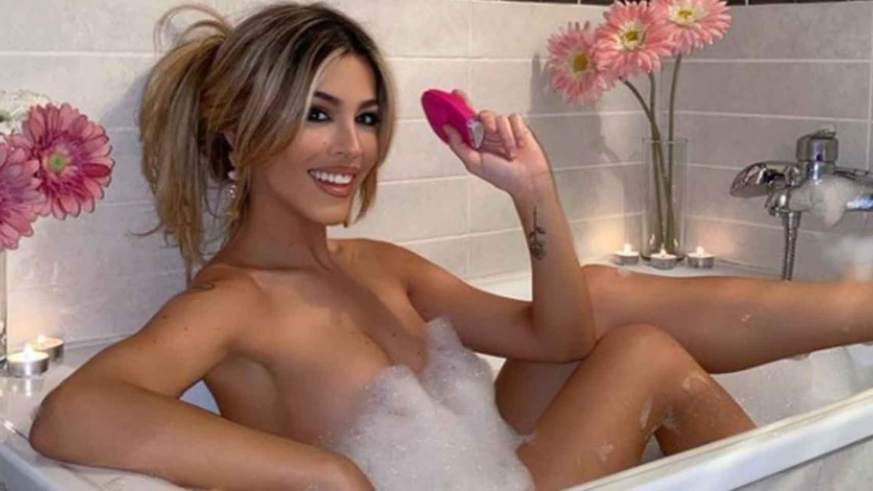 Oriana Marzoli, en la bañera / INSTAGRAM