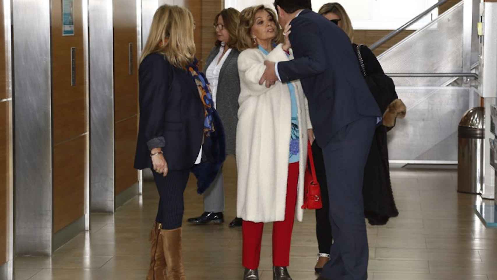 Una foto de Maria Teresa Campos saliendo del hospital