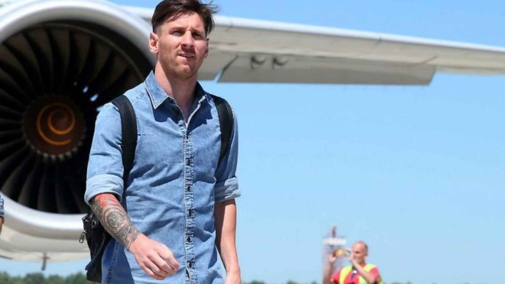 Leo Messi baja de su avión
