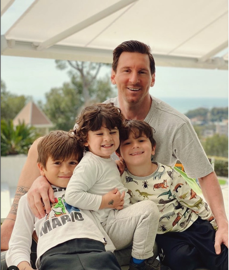 Leo Messi junto a sus tres hijos por el día del padre