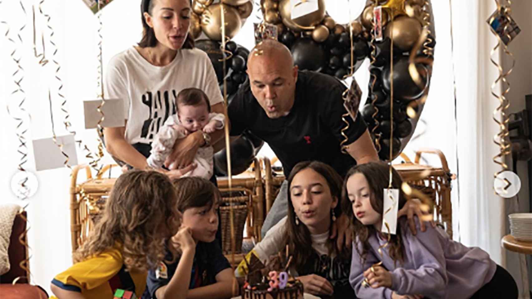 Andrés Iniesta, junto a su familia y sus hijos en Instagram / REDES