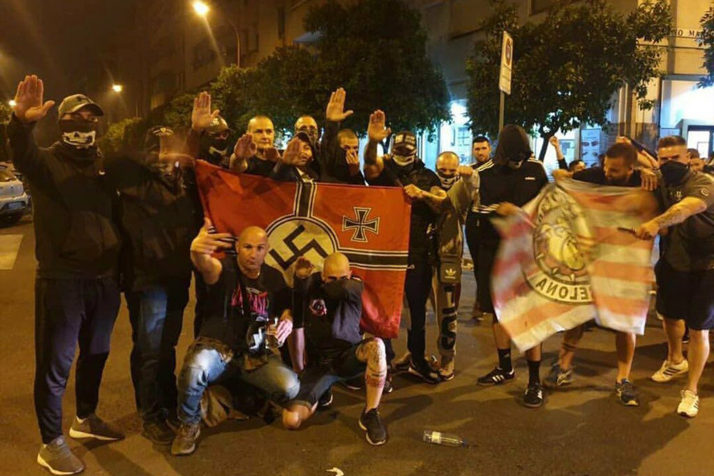 Boixos Nois, con simbología nazi, en las calles de Barcelona / REDES