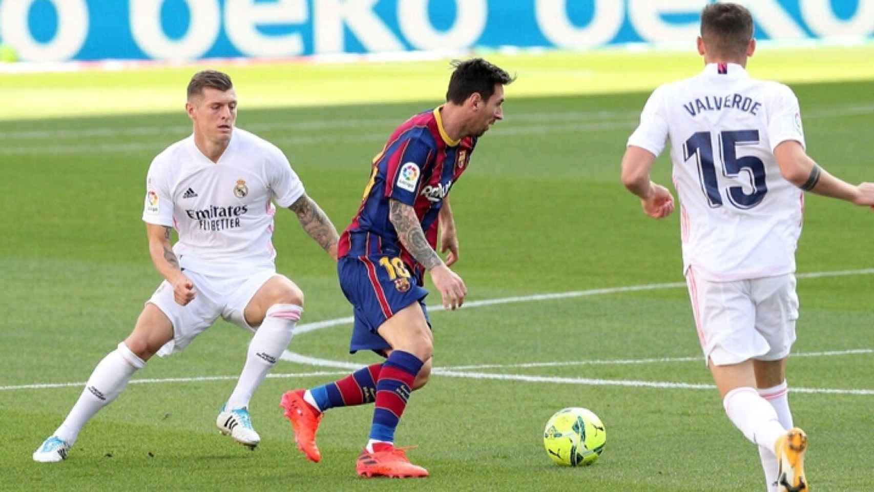 Messi, en una acción ante el Real Madrid / EFE