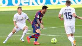 Messi, en una acción ante el Real Madrid / EFE