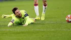 Leo Messi, por los suelos en el partido de Champions del Barça en Lyon / EFE