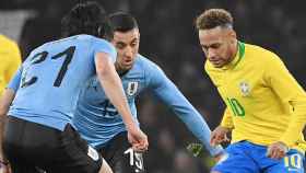Neymar (d) encara a Cavani (i) en un Uruguay-Brasil / EFE
