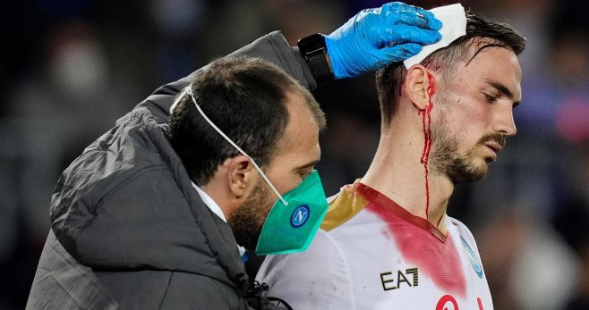 Fabián se retira del Camp Nou con una enorme hemorragia en la cabeza tras choca con Gavi / EFE