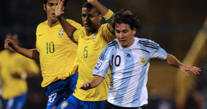 Felipe Melo, intentando parar a Leo Messi | REDES