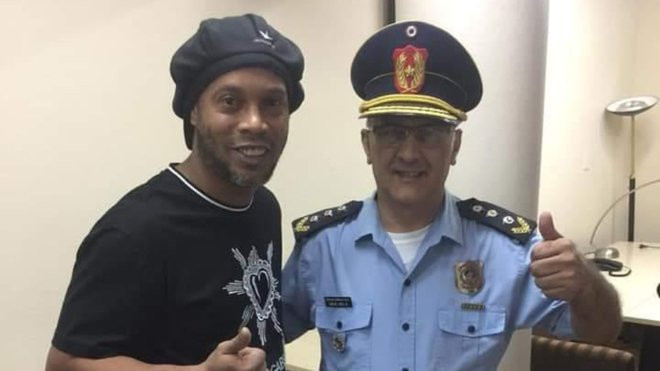 Ronaldinho con un policía paraguayo / Redes