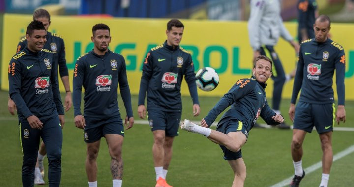 Arthur en un entrenamiento con la selección de Brasil / EFE
