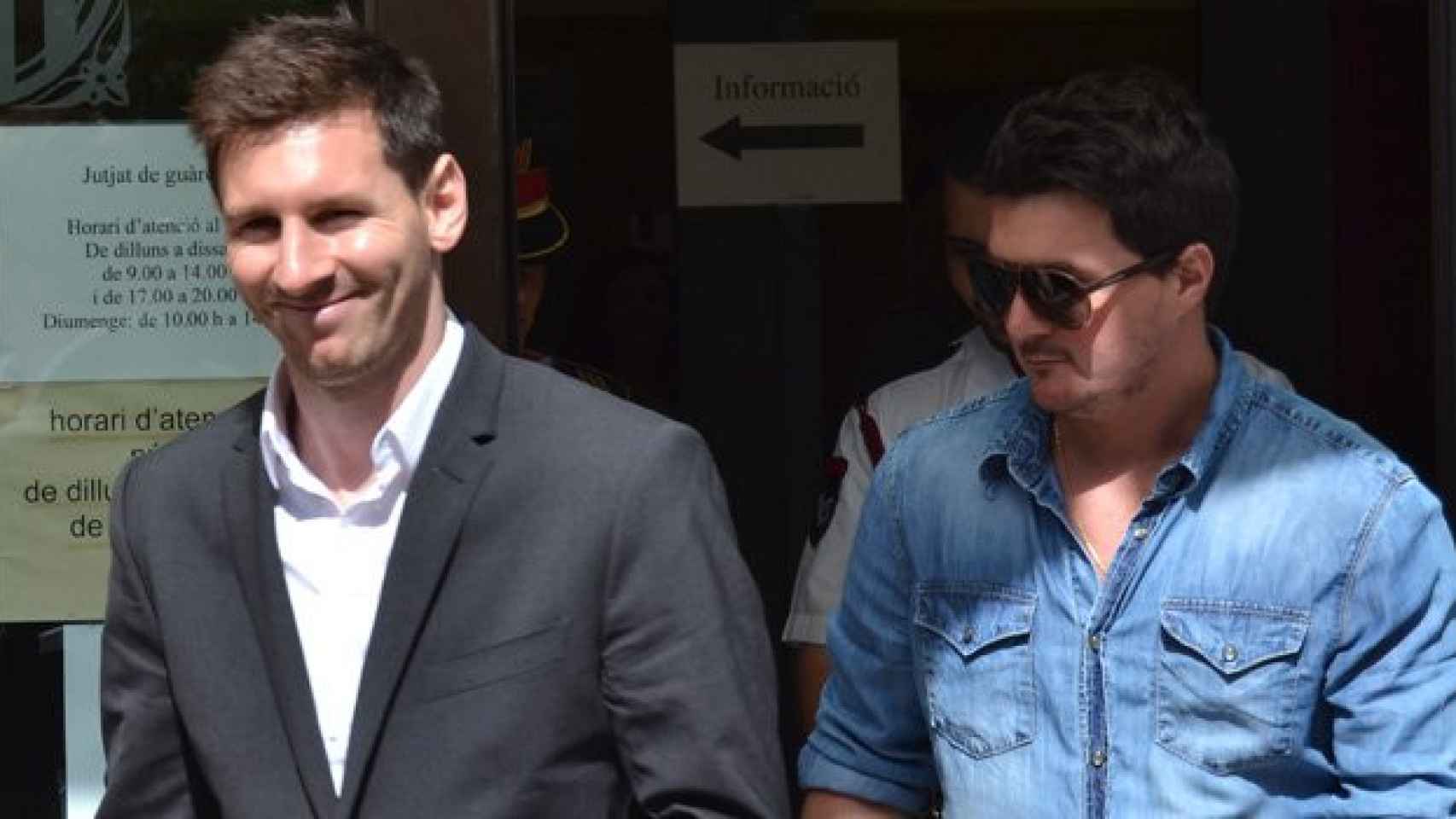 Leo Messi en los juzgados de Gavà junto a su hermano Rodrigo / CULEMANÍA
