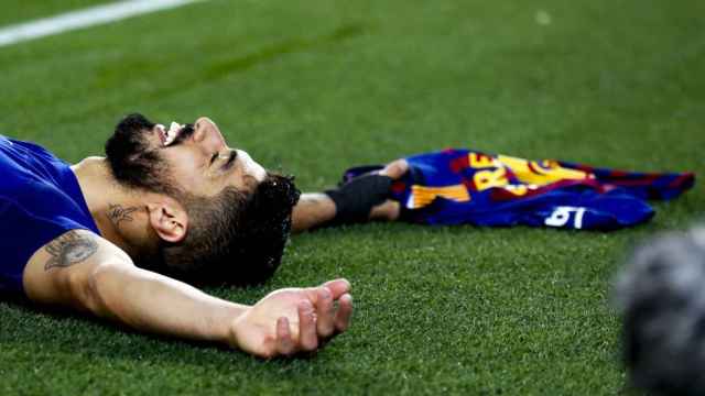 Luis Suárez, tendido en el suelo, en uno de sus muchos momentos de felicidad con el Barça / FCB