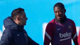 Xavi y Dembelé, en un entrenamiento del Barça / EFE