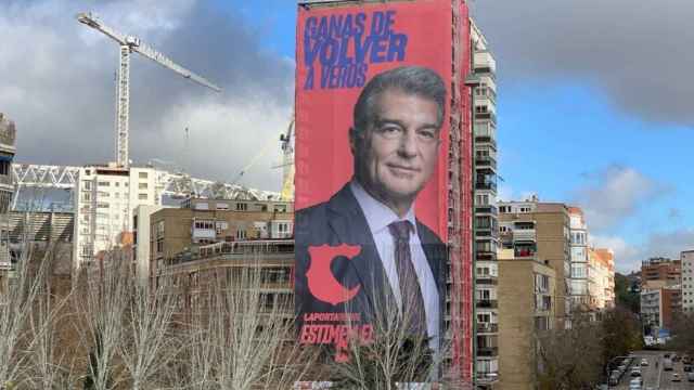 La pancarta de Joan Laporta, a pocos metros del Santiago Bernabéu / @JoanLaportaFCB