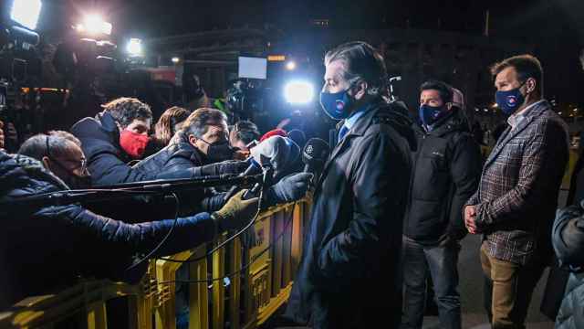 Toni Freixa atiende a los medios frente al Auditori 1899 / FIDELS AL BARÇA