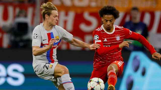 Frenkie de Jong disputa un balón con Leroy Sané durante el Bayern-Barça / EFE