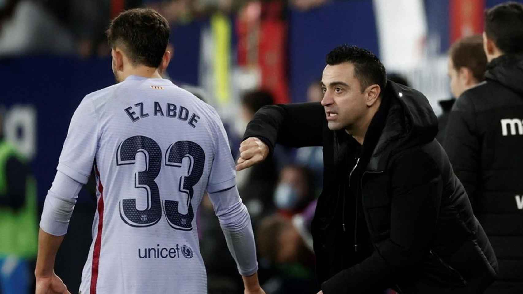 Xavi, dando indicaciones a Abde, en un partido del Barça en la Liga / EFE