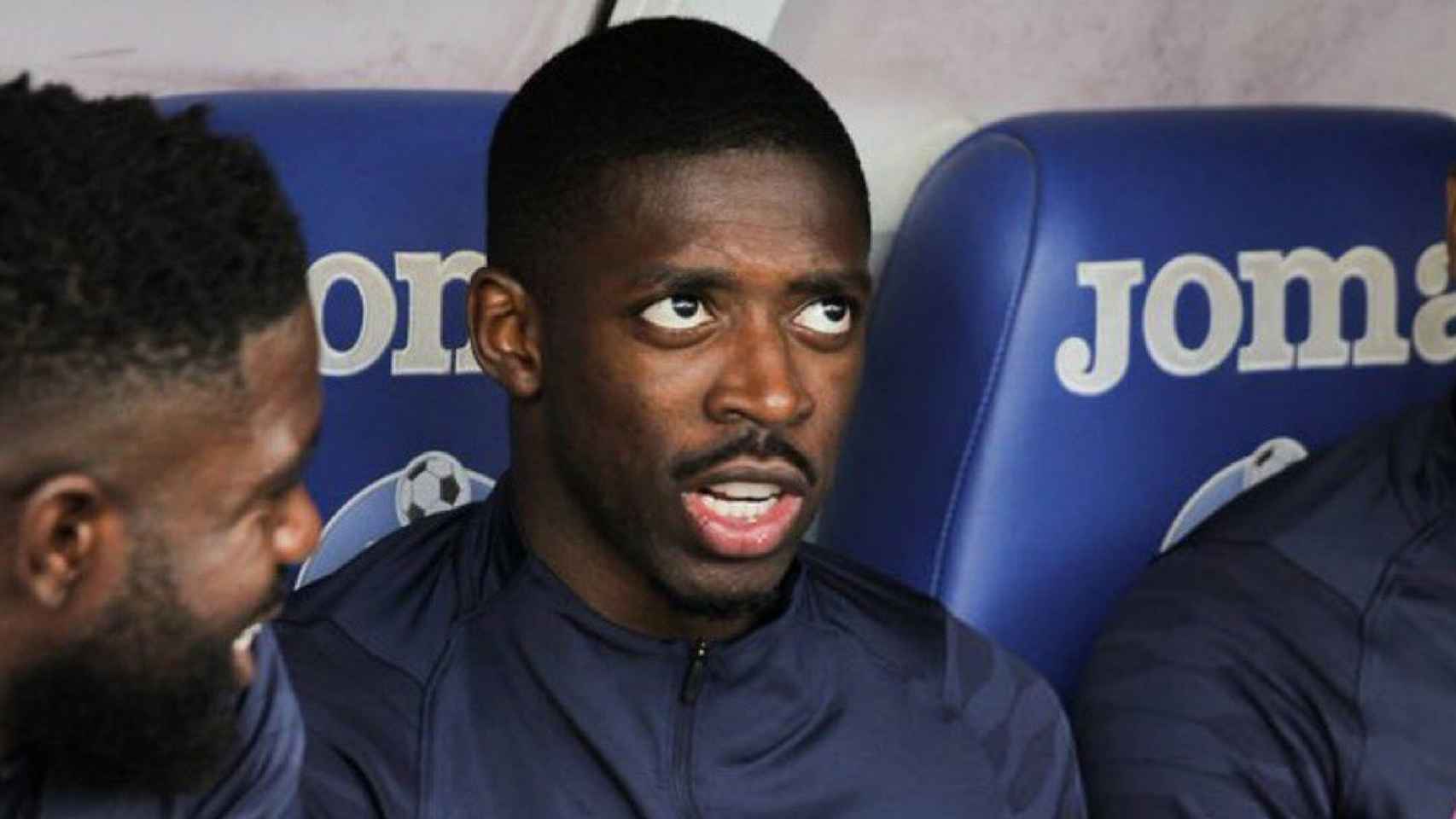 Ousmane Dembelé, sentado en el banquillo de suplentes, durante un partido del Barça / Redes
