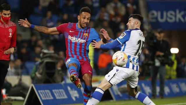 Aubameyang, en una jugada ofensiva contra Diego Rico, durante el partido la Real Sociedad y el Barça / EFE