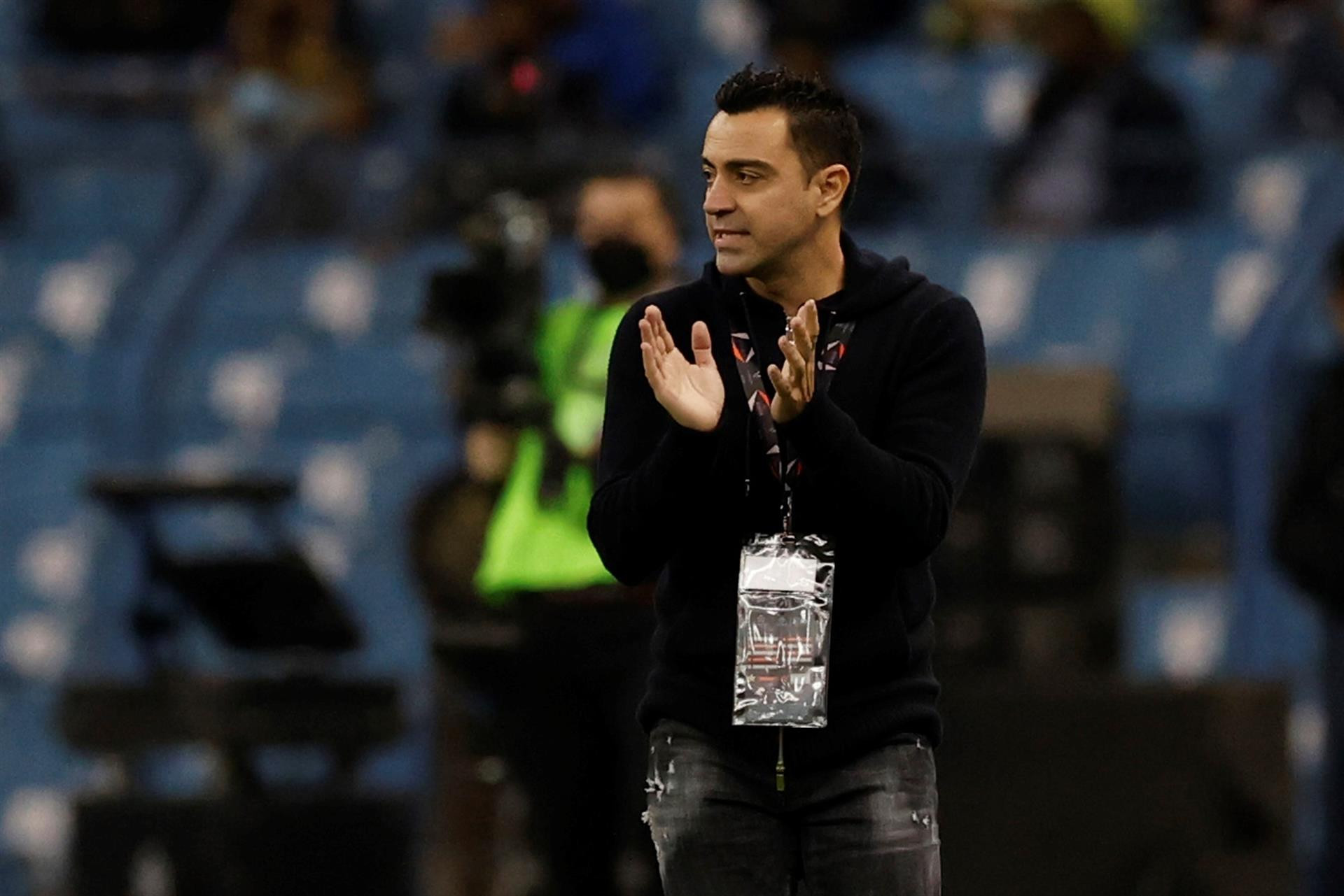 Xavi Hernández aplaude a sus futbolistas, tras perder contra el Real Madrid en Riad / EFE