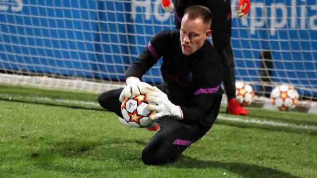 Ter Stegen hace una parada con el Barça / FCB