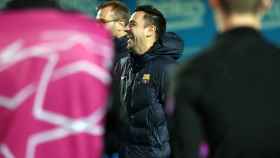 Xavi sonríe con el Barça FCB