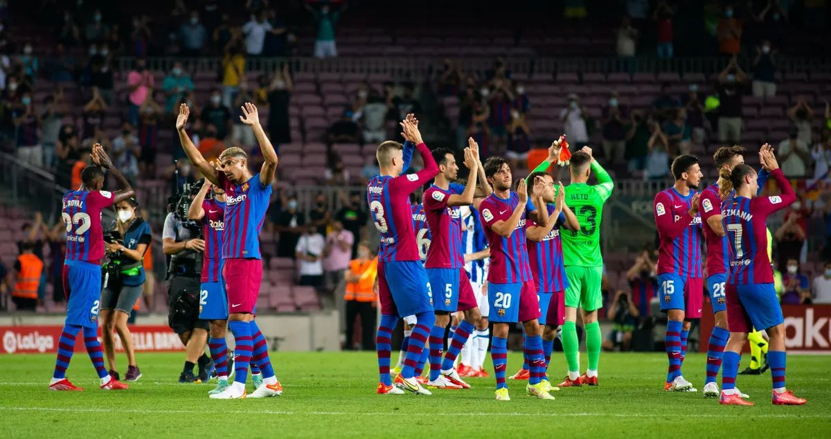 Los jugadores del Barça aplauden al público en el Camp Nou, en la primera jornada de Liga / FCB
