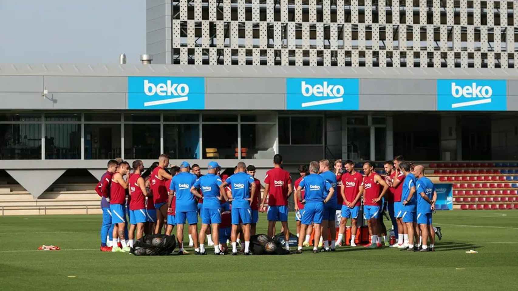 Charla de Koeman con los jugadores del Barça / FCB
