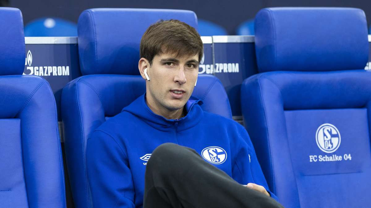 Juan Miranda en el banquillo del Schalke 04 / EFE