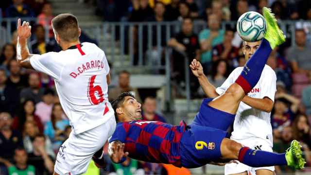 Luis Suárez marca un golazo de chilena al Sevilla / EFE