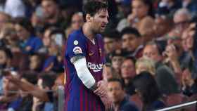 Messi abandona el terreno de juego con un vendaje y estará tres semanas de baja que le impiden jugar contra el Real Madrid / EFE